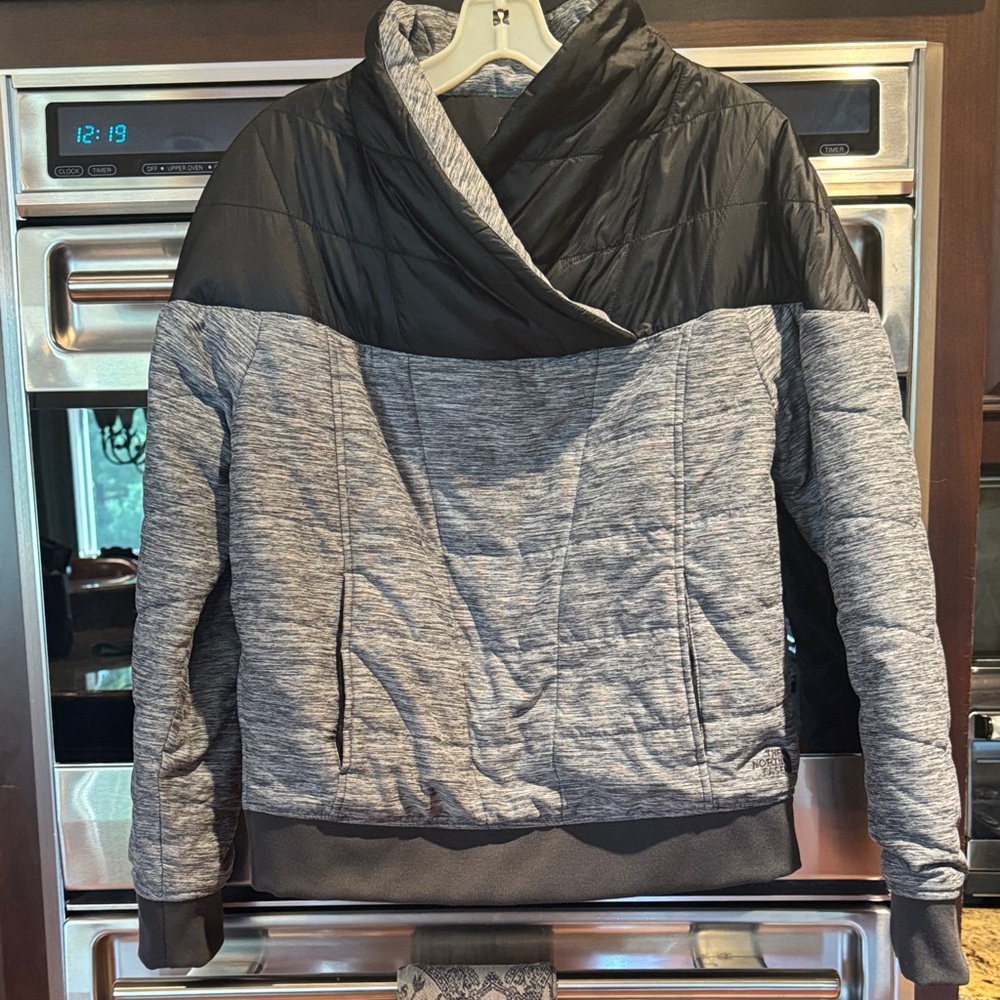North Face Women's Black and Gray Jacket